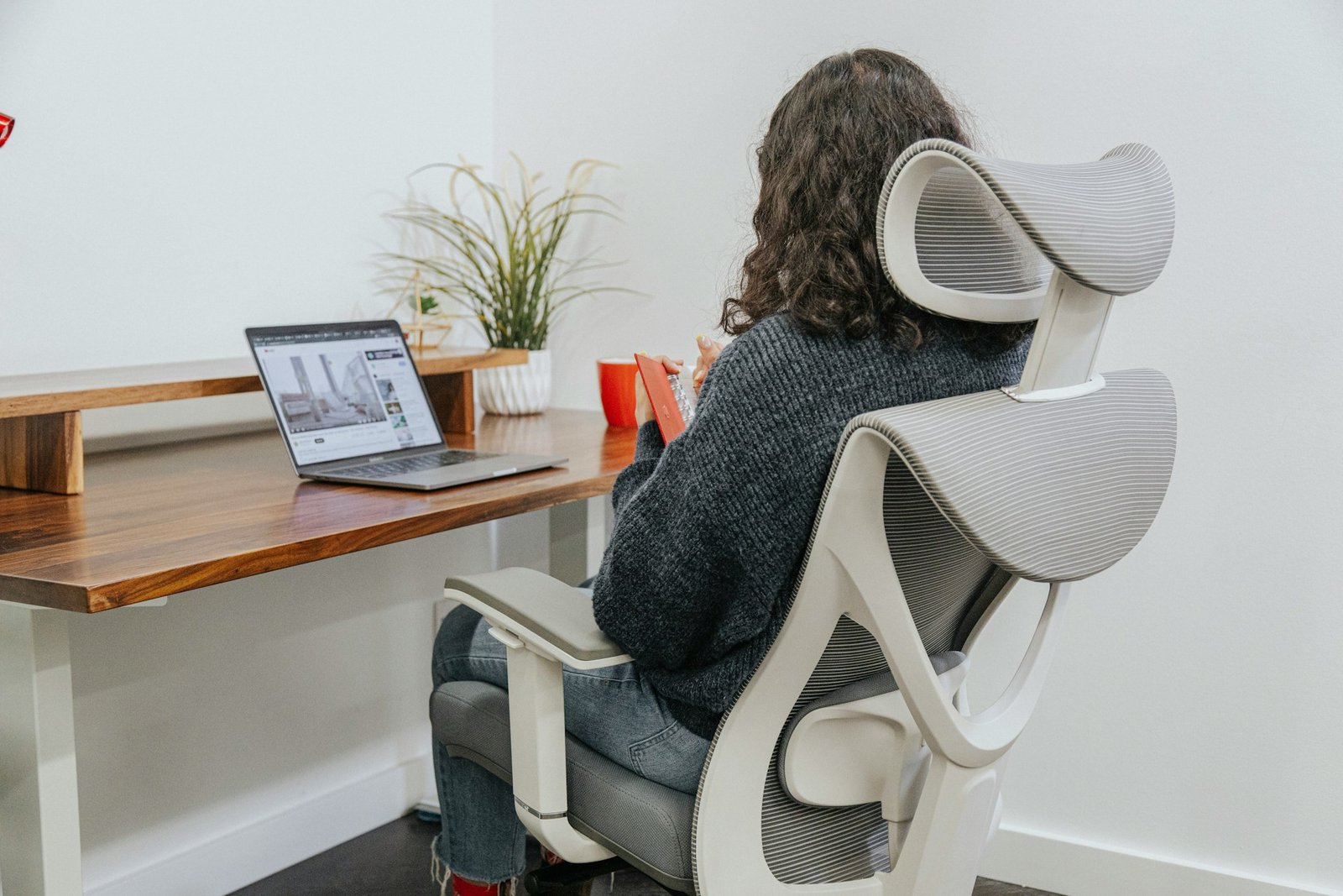 5 Best Ergonomic Office Chairs Under $200 (2026 Guide)